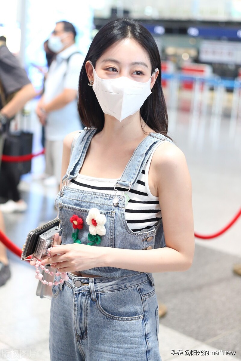 街拍：祝绪丹现身机场，路遇粉丝热情配合摆拍