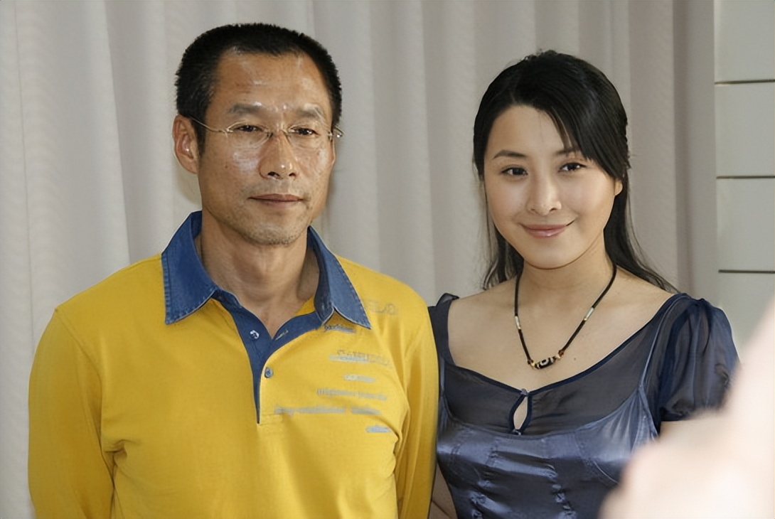 刘佩琦:把导演揣进游泳池,自称巩俐是前妻,和妻子偷户口本领证