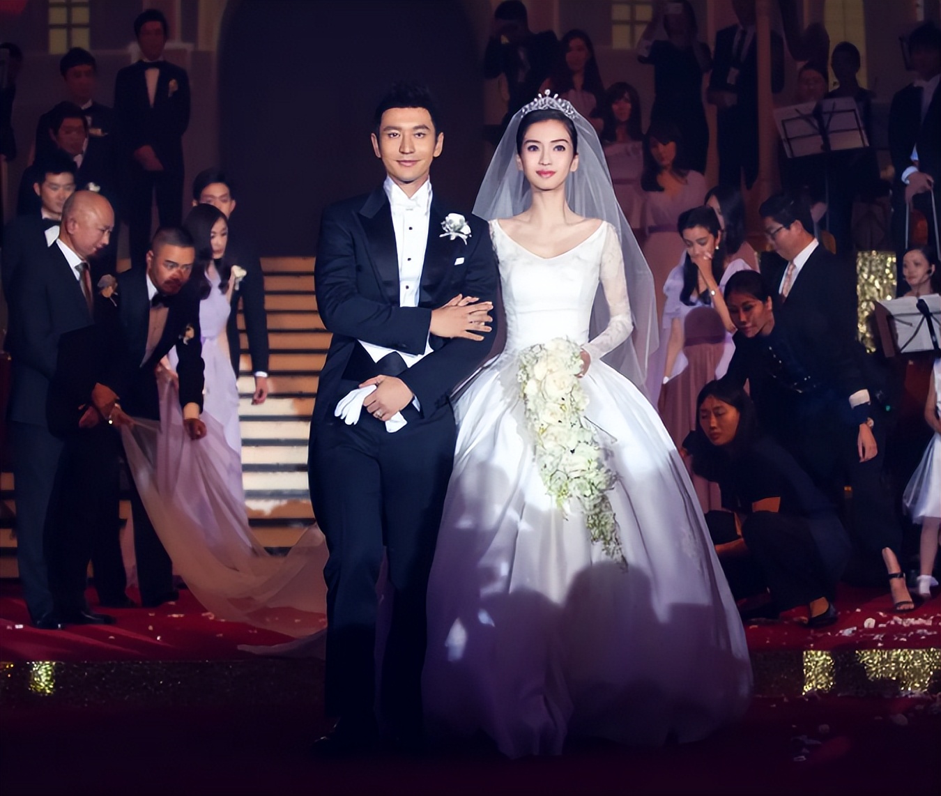 4元成本卖上千，火锅店人均500元，他们坑起粉丝来一点儿都不手软