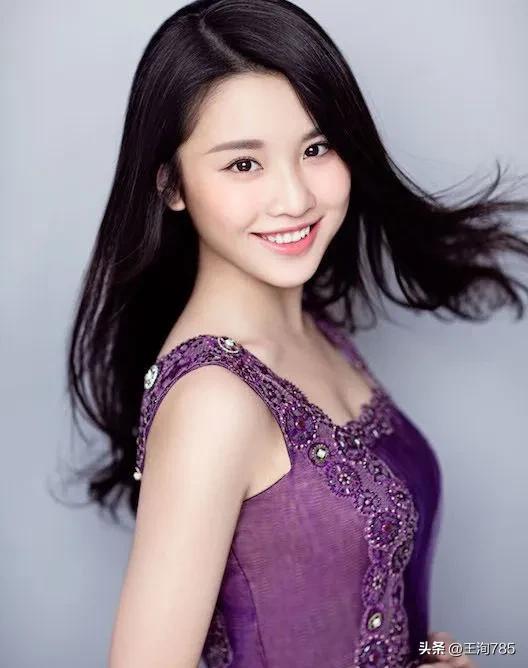 谋女郎张慧雯清新写真，宛若仙女