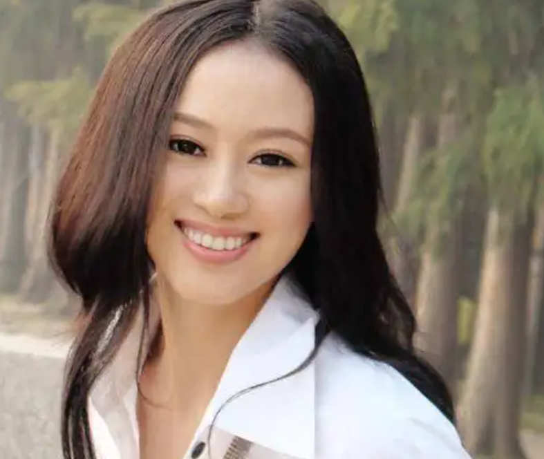 “体操女神”戴菲菲，19岁突然退役后：北大任教之余，进军娱乐圈