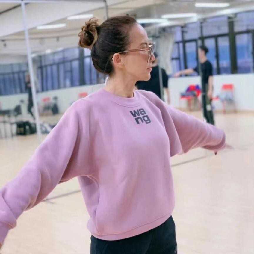 还是能看出来李玟老了，但是穿搭依旧很减龄，感觉比年轻人会打扮