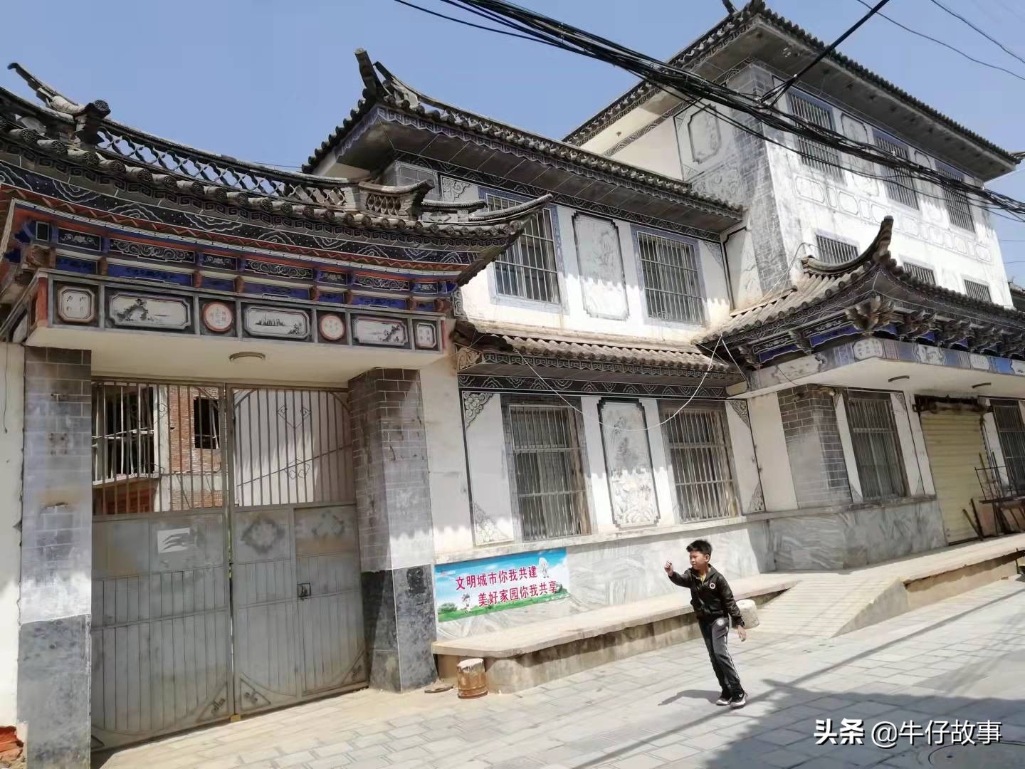 这种门楼建筑主要有两种,一种是有厦门楼,俗称"三滴水"门楼.