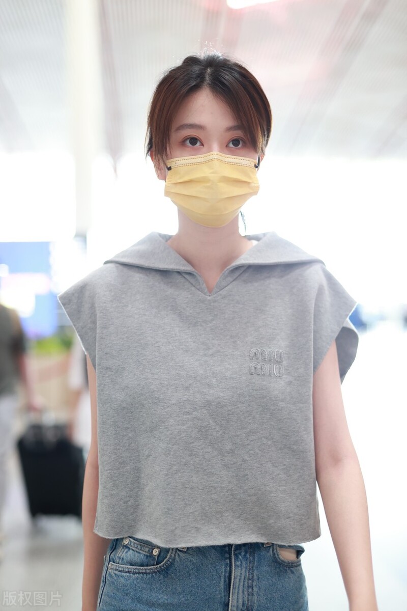 乔欣灰色无袖上衣+牛仔中裤+白色运动鞋休闲随性