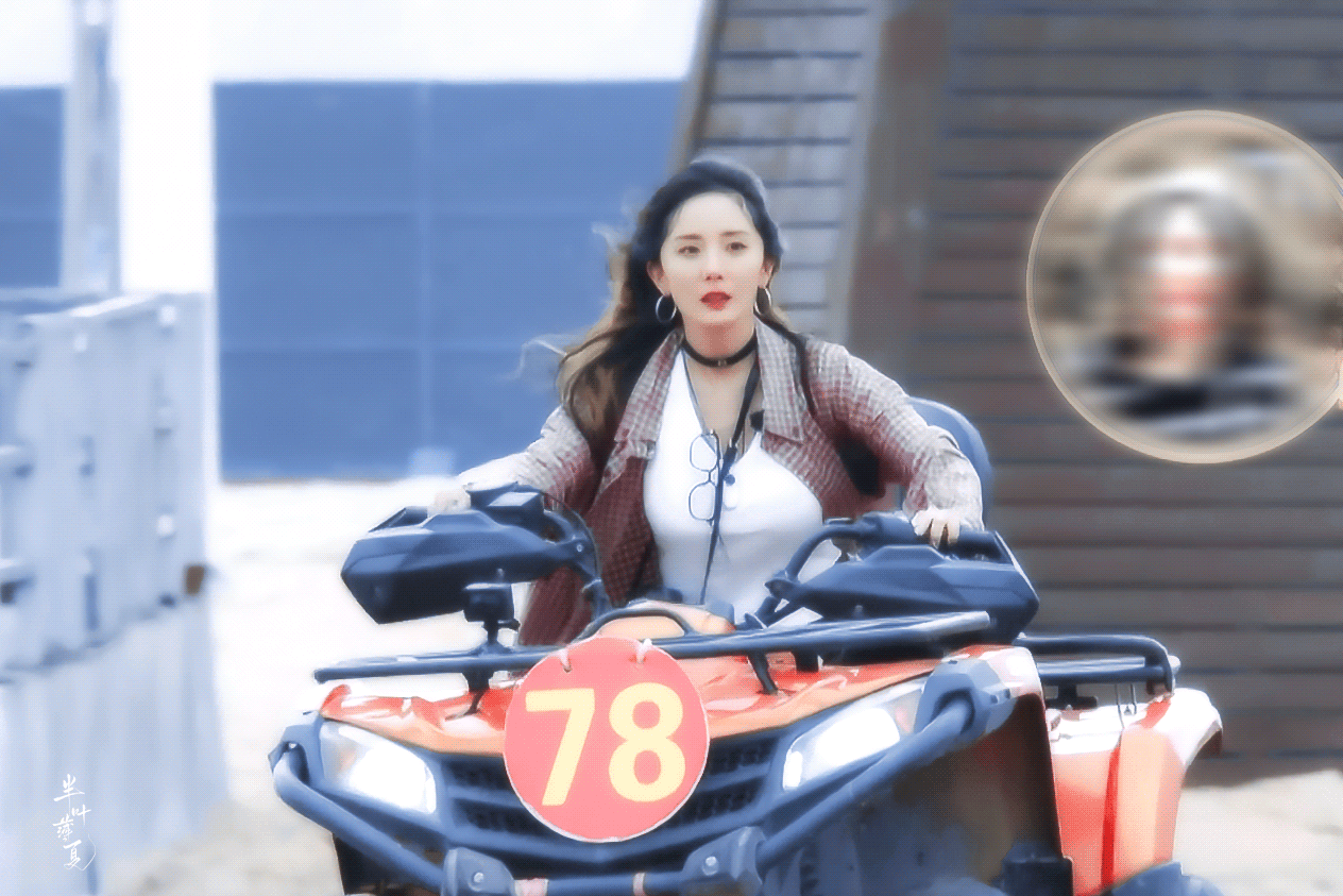 杨幂参加综艺好真实呀 素颜出镜开沙滩车