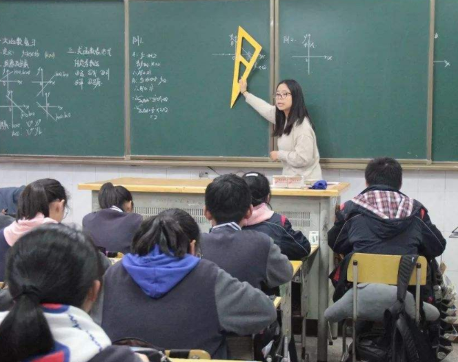 上海震旦女教师被开除后，举报者却受到“牵连”，当事人作出回应