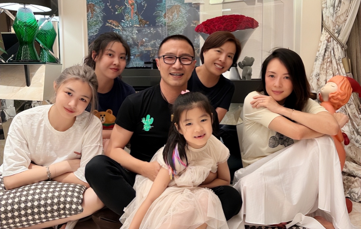 7岁醒醒新照，被老父亲搂在怀里笑容甜美，尖下巴酷似妈妈章子怡