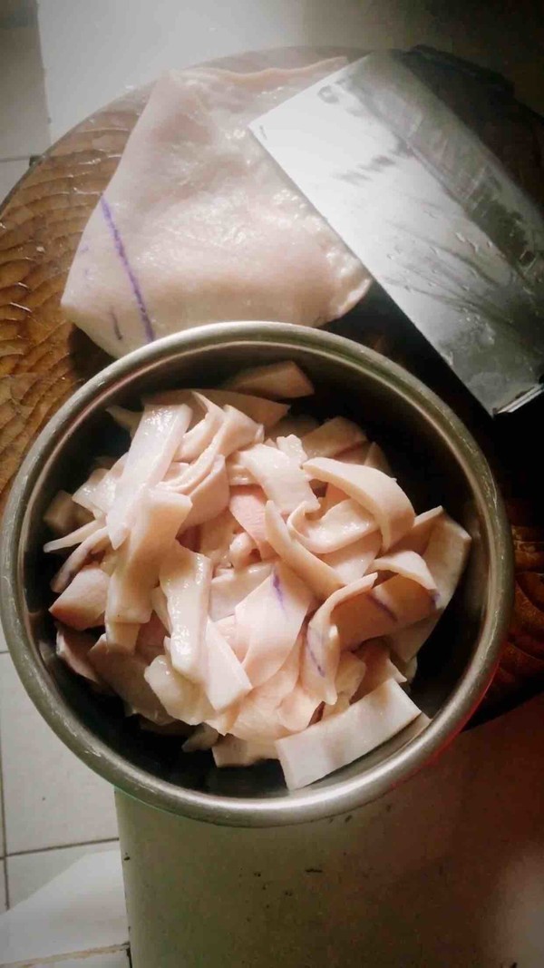 猪皮炖土豆的做法(醇香猪皮搭配 土豆炖煮美味)