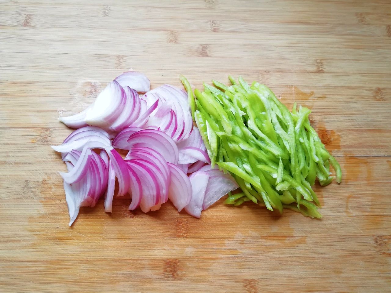 孜然肉片怎么做（教你做焦香脆口的孜然炒肉）