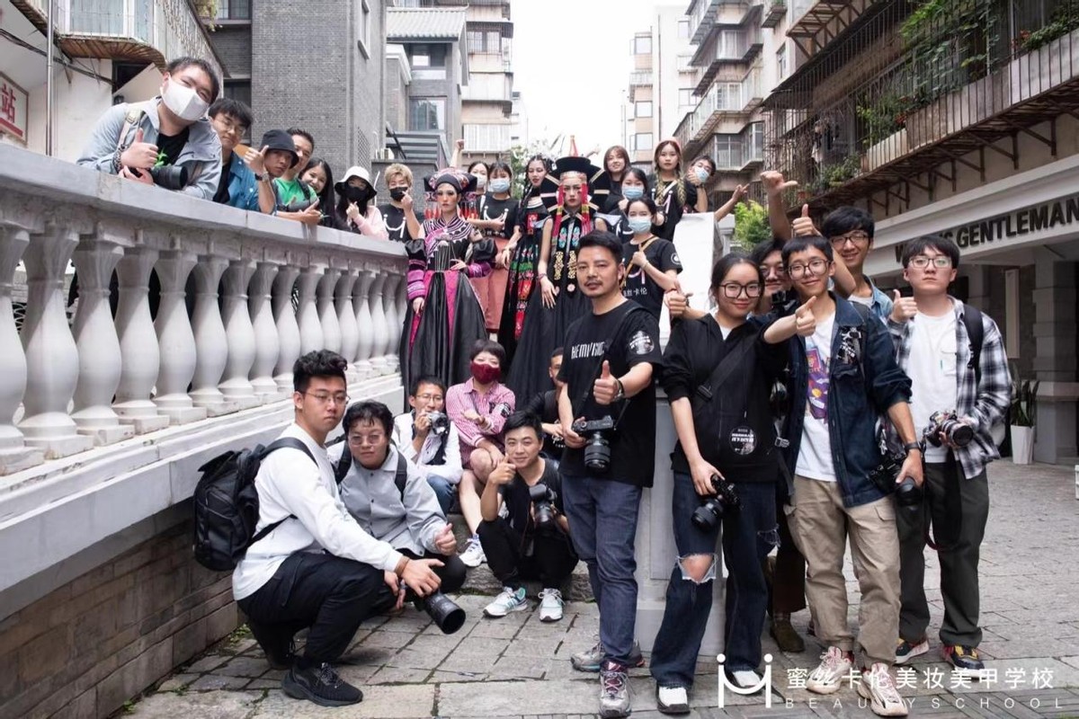 蜜丝卡伦美妆美甲学校启幕大秀，致敬色彩，戏出云南