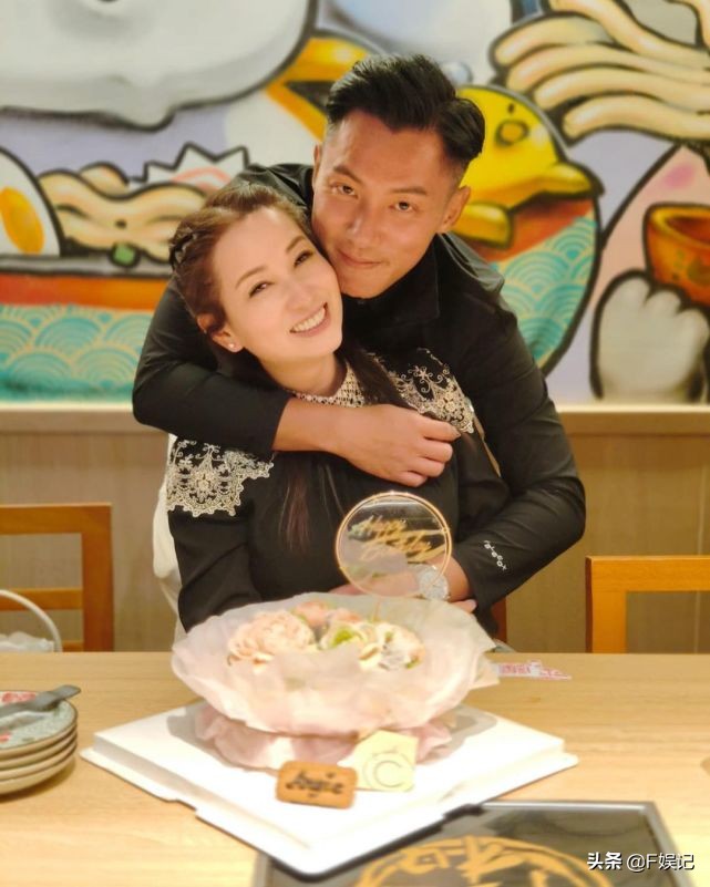 TVB男艺人张颖康一家人为太太庆生 主动亲吻麦雅致脸颊很恩爱