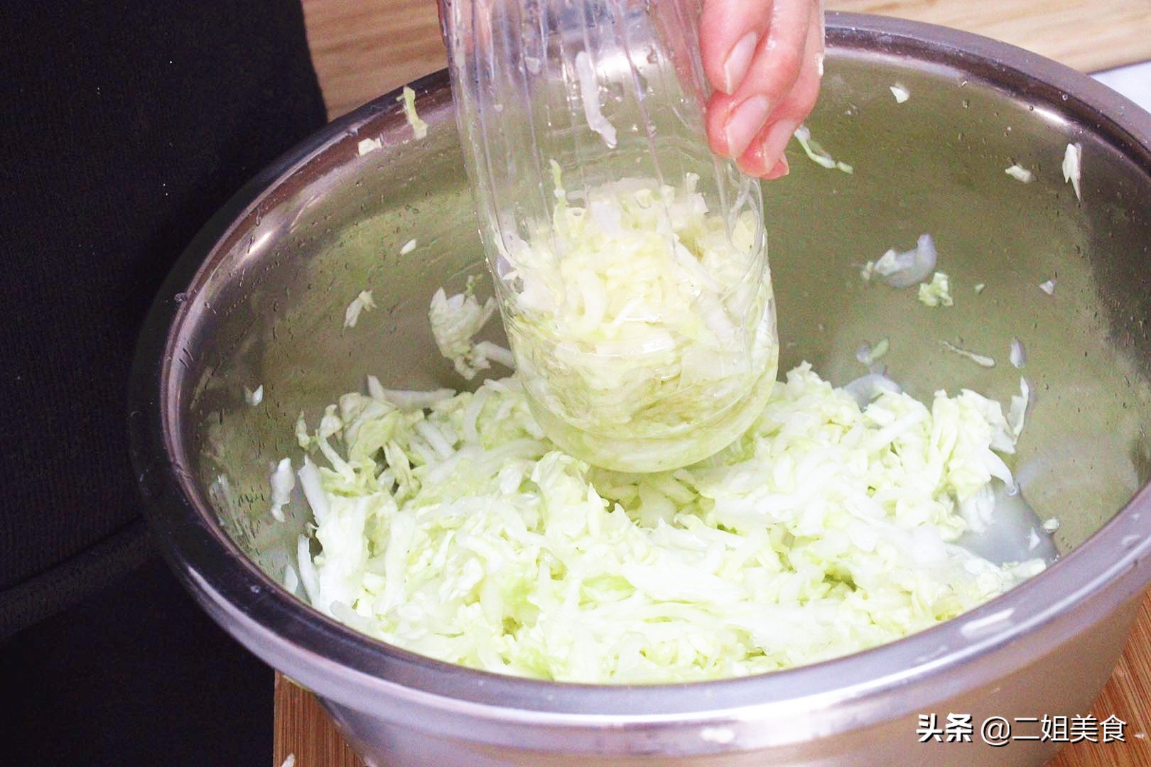 原来矿泉水瓶也能腌酸菜，做法太简单了，酸菜又酸又脆，放久不烂