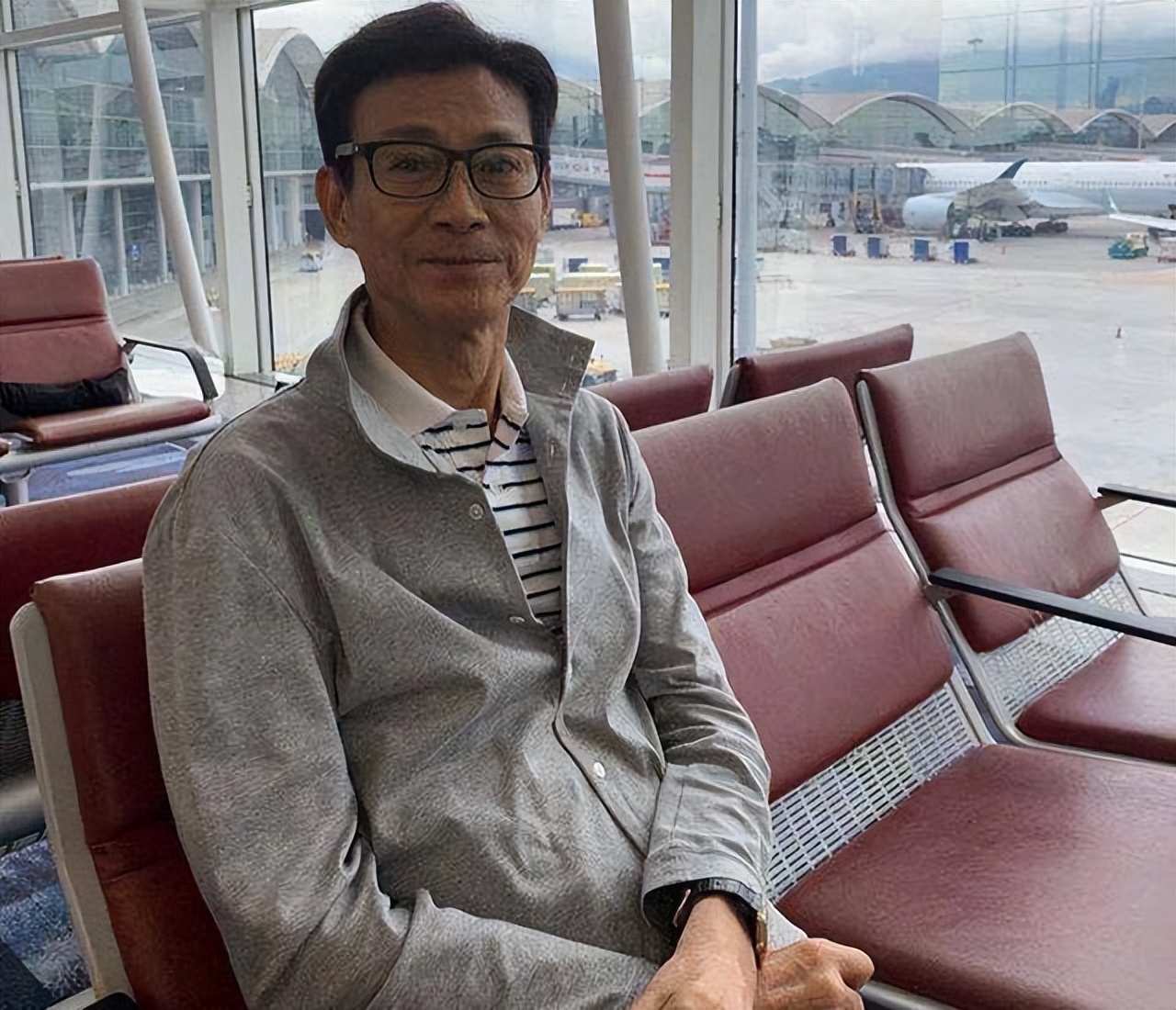 郑少秋助阵女儿演唱会，别人七十多都成老爷爷了，他还这么帅气