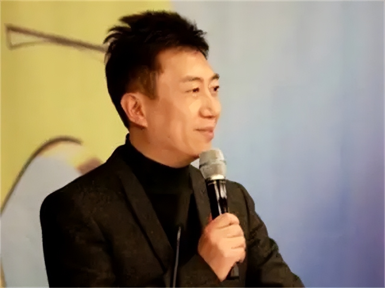 央视主持人陈伟鸿：55岁依然儒雅知性，一儿一女让人很羡慕