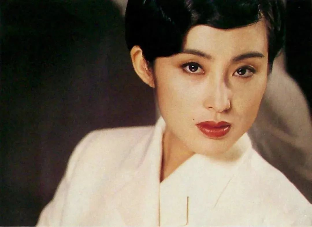 53岁秘密结婚，被嘲为老公赚钱工具：她的人生，为我们敲响警钟