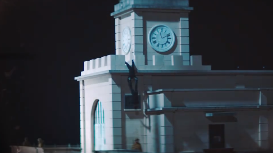 纹眉植发大红唇，手枪比肩迫击炮，想不到胡军还能接这种抗日神片