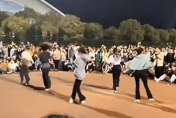 封校后的当代大学生们，集体在操场上跳舞，评论区一片指责声