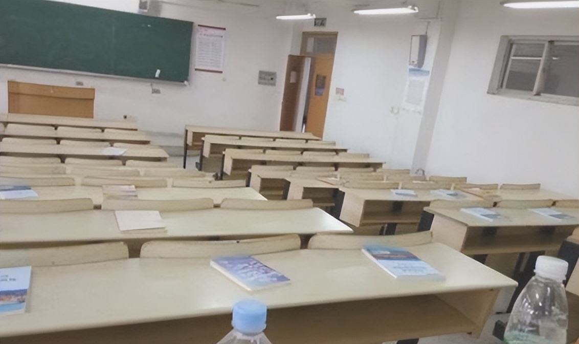 “清华学生又怎样，还不是高学历低素质！”清华教室实拍图引群嘲