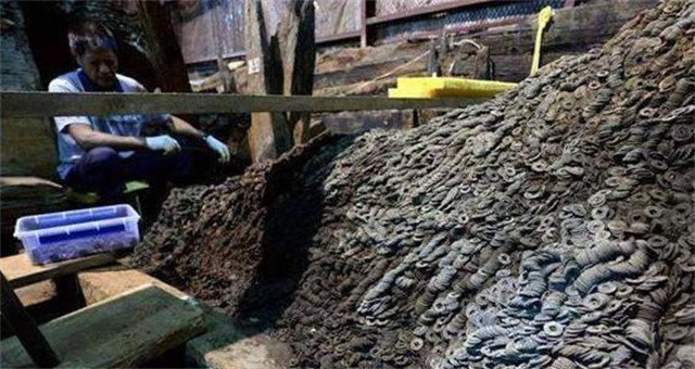 2010年，陕西华县一建筑工地，挖到“地下银行”