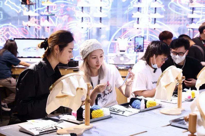 Z世代3.0时代，推动实体零售新招“沉浸式体验”卖场将成为新宠