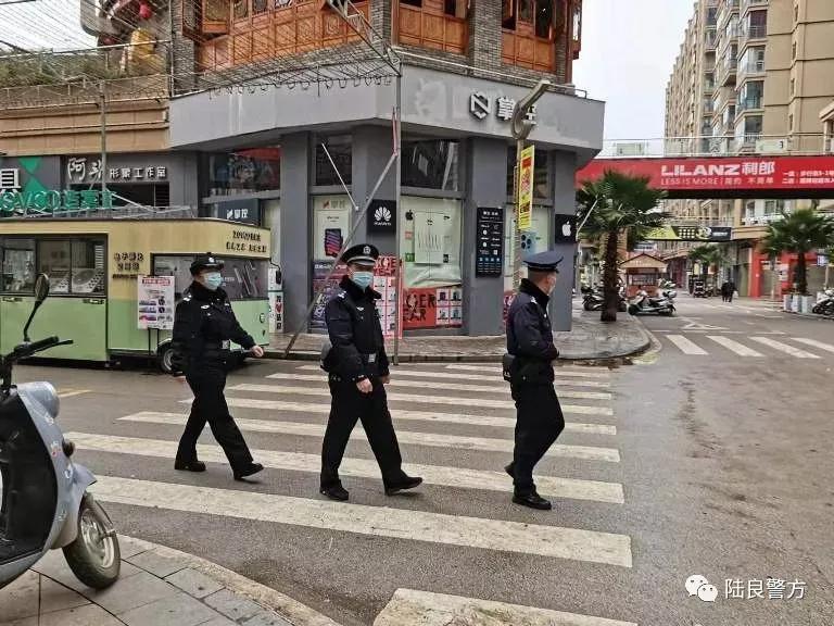 迎风雪 战严寒 群众过大年 爨警保平安