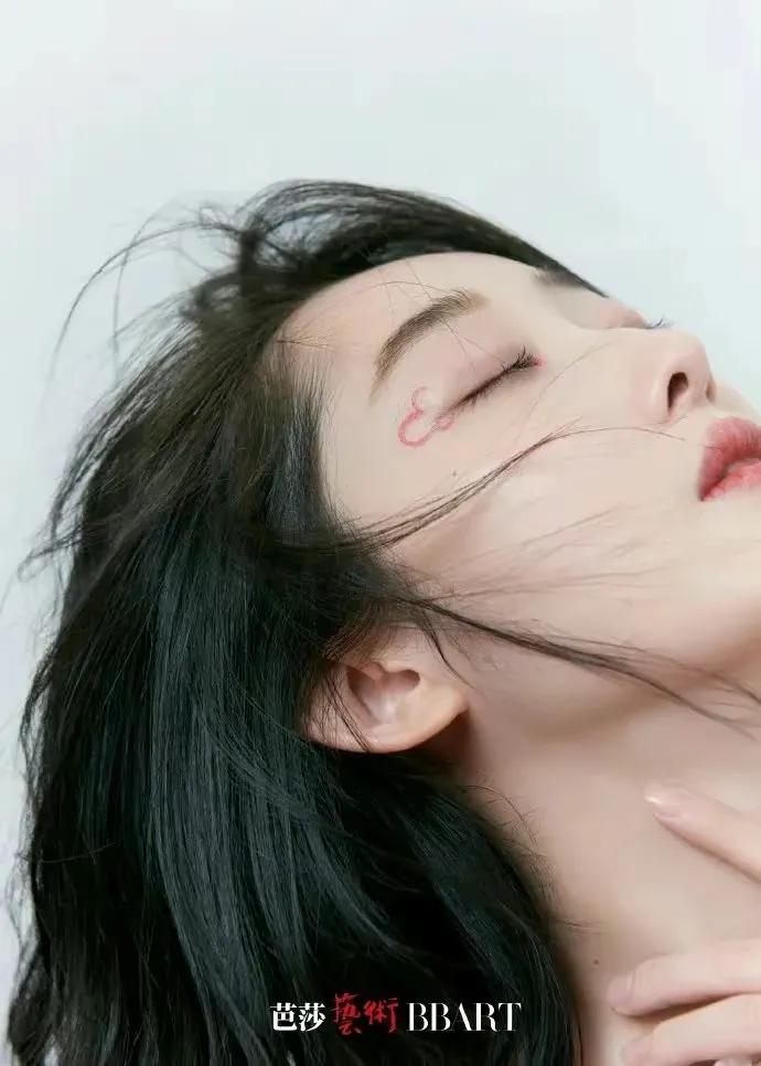 金晨、白鹿淡妆浓抹总相宜，自拍库存平易近人，领家妹妹即视感