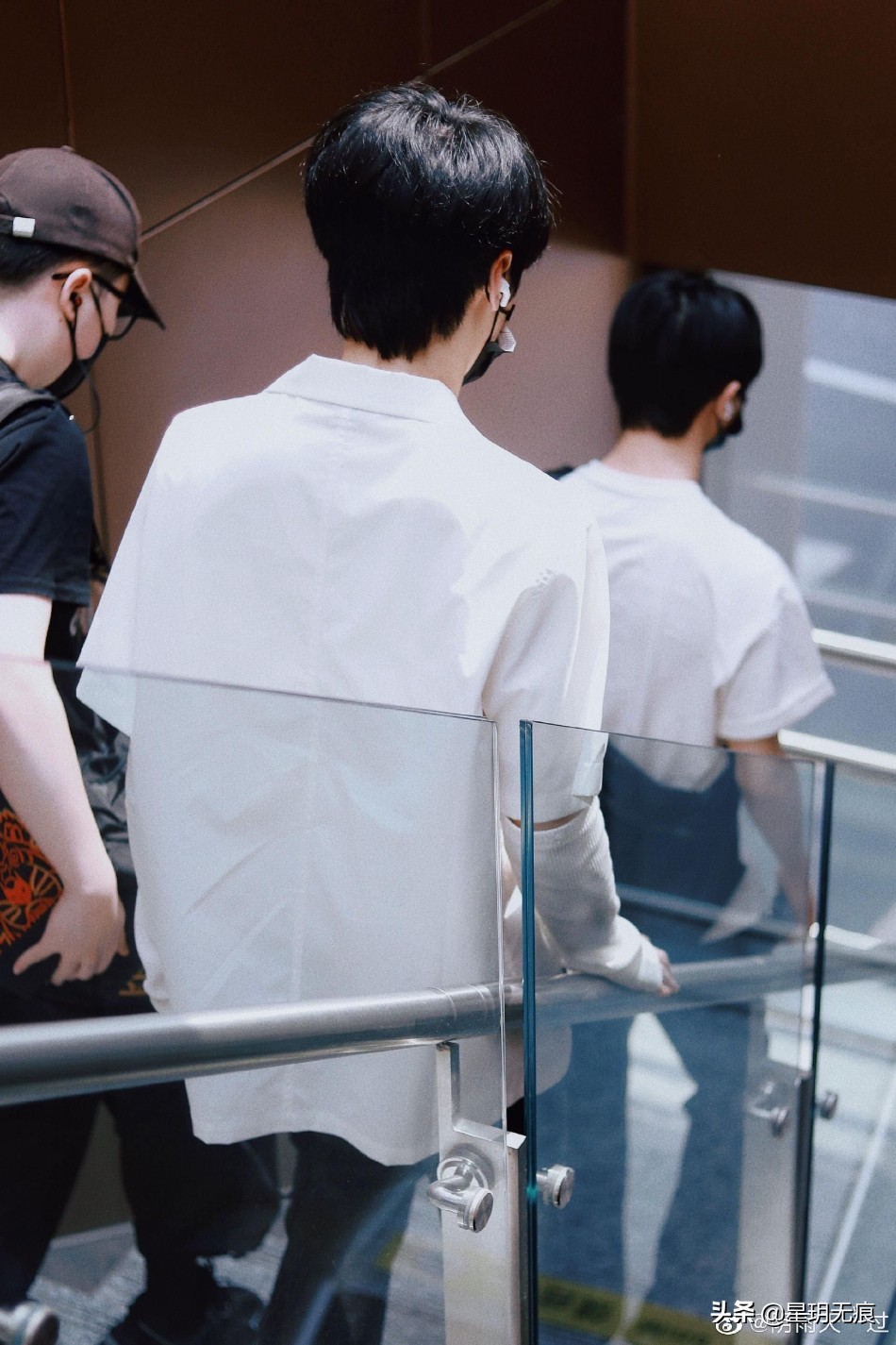 严浩翔最新机场饭拍曝光 穿白衬衫搭黑色工装裤清爽帅气