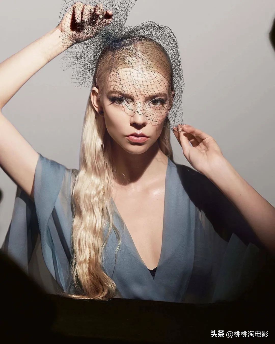 安雅·泰勒-乔伊澳版《VOGUE》封面大片，气质特别的精灵公主