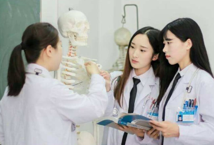 二本院校医学生有未来吗？毕业都去哪了？学生现状让人很心酸