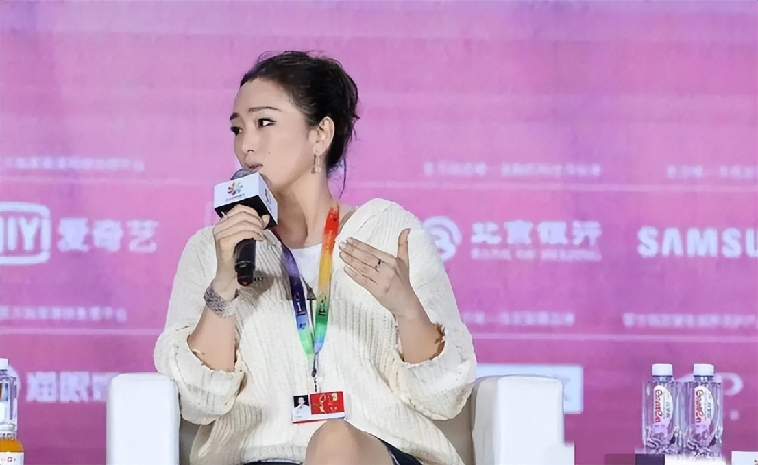 巩俐真有56岁？穿卫衣配短裤简直比20岁还像20岁，美得像换了个人