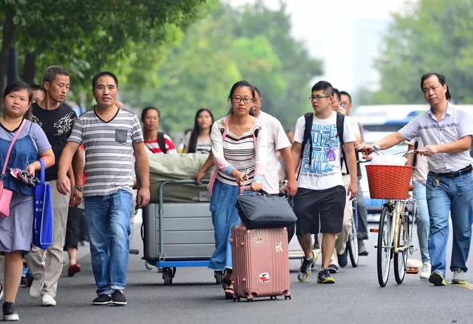 大学生每月多少生活费合适？40万份调查结果，让无数家长感觉被坑