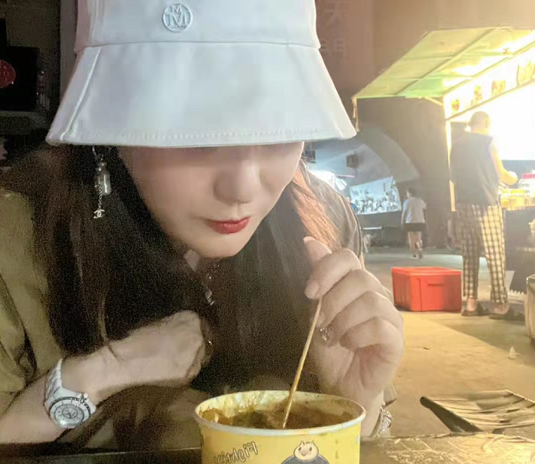 44岁谭晶回山西老家，在路边摊旁蹲坐吃臭豆腐，不戴口罩无人识