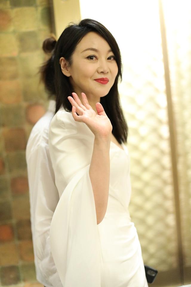 风情女神闫妮：颜值达巅峰，糊涂并快乐着的女人