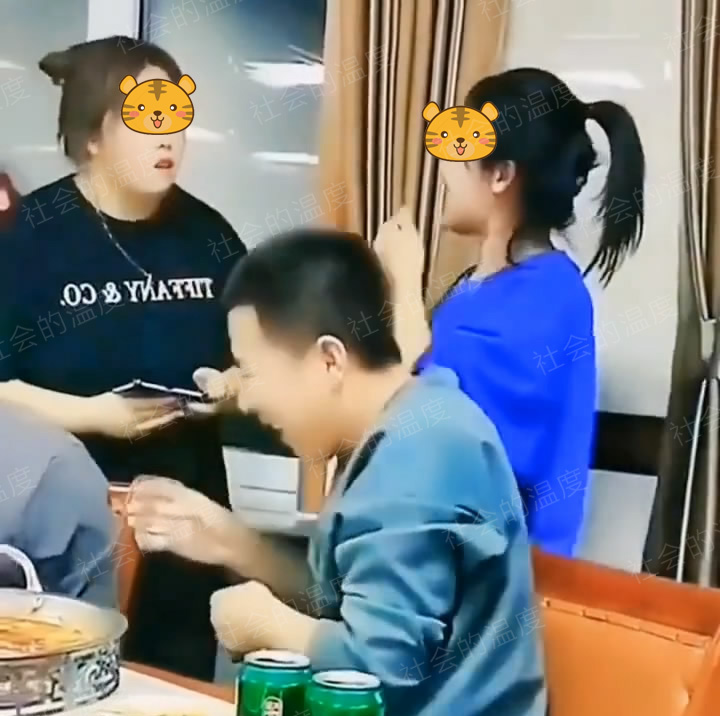 男子在同学聚会上强吻女同桌，当场吃了一记耳光，还腆着脸笑