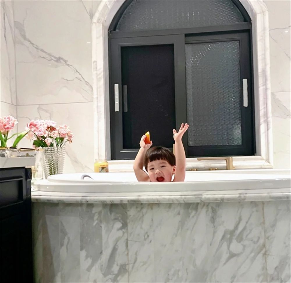 她把家里15㎡衣帽间改浴室，安装全室地暖，自砌浴缸区泡澡太爽