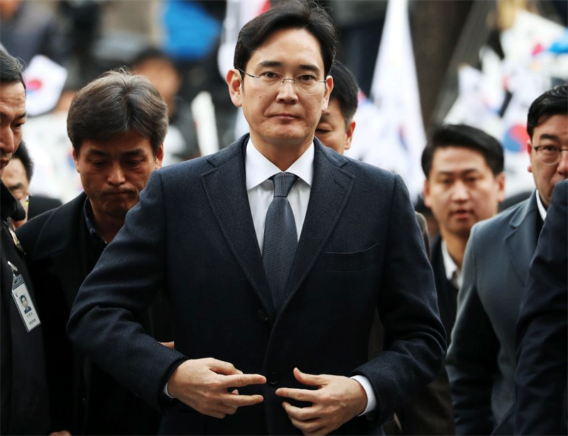 靠一只狗把总统拉下台，高调炫富送亲妈入狱，郑维罗现在怎样了？