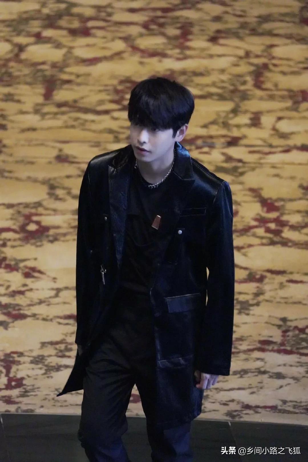 密室大逃脱首期飞行嘉宾彭昱畅官宣，身穿黑色皮衣的彭彭表情坚定