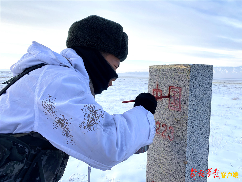 青春的坚守,边防官兵顶风冒雪踏上巡逻路