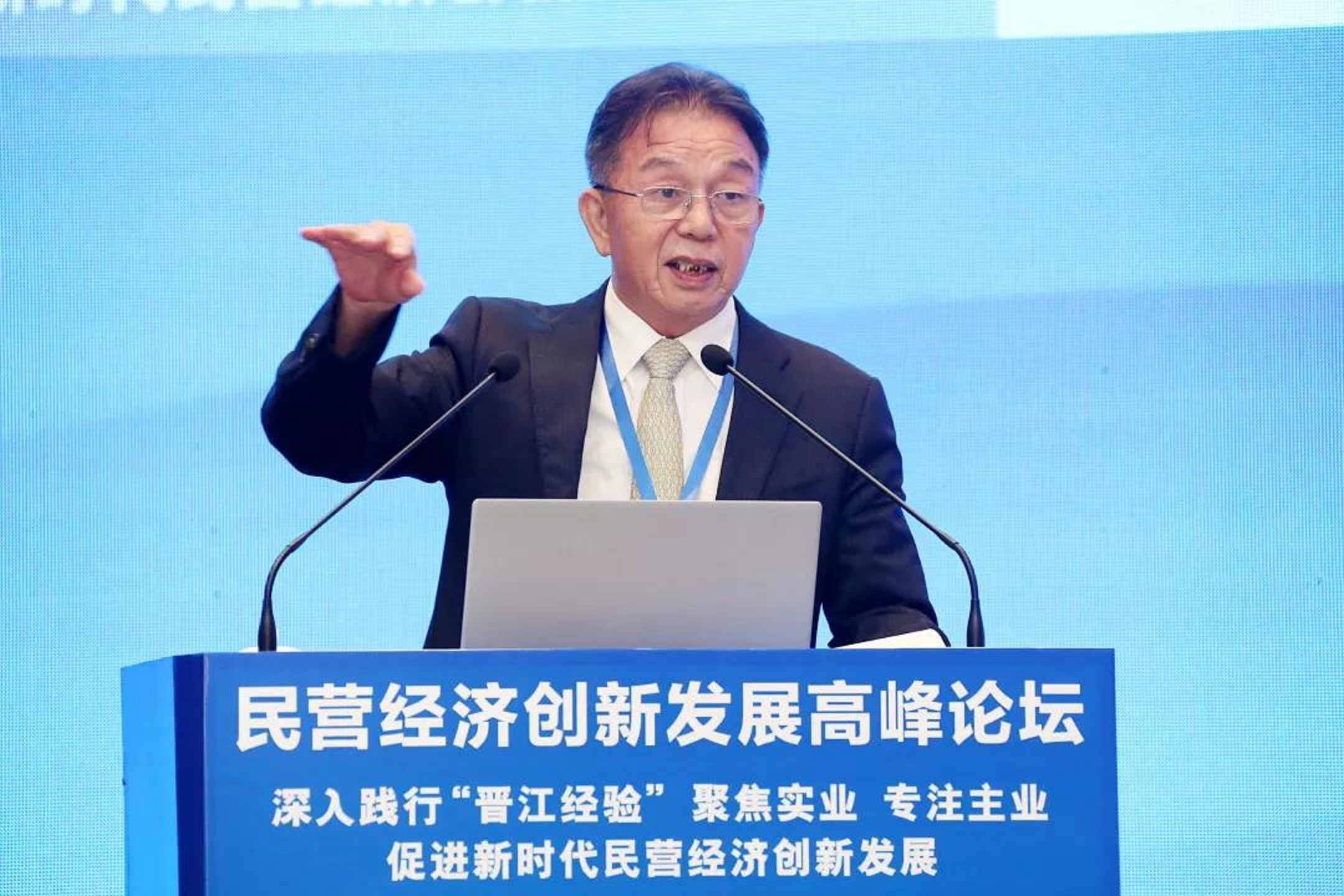 从白手起家到“福建首富”，被人尊称为“商业教父”，齐名曹德旺