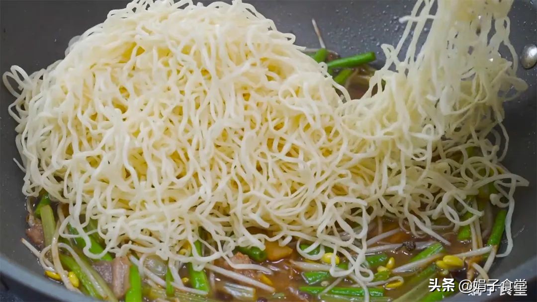 面条别水煮，放锅里简单一蒸，筋道、爽滑、入味，一次3碗吃不够