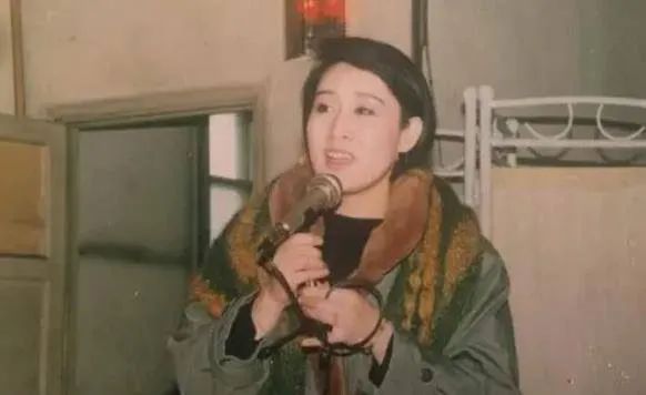 “武能冰场飞，文能议大事”，这样的国民女神才配得上叫演艺家