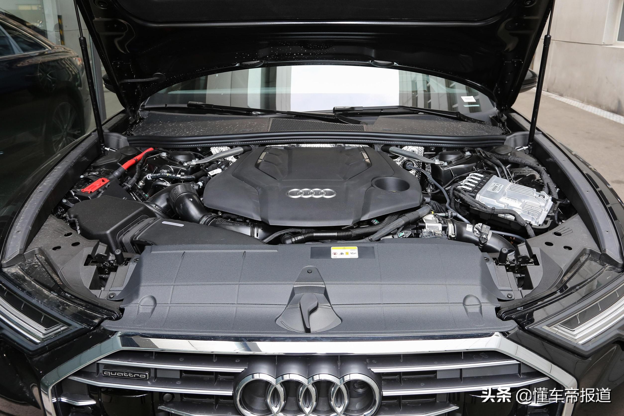 55tfsi车型发动机舱动力方面,新款奥迪a6l将继续提供两种调校的2.