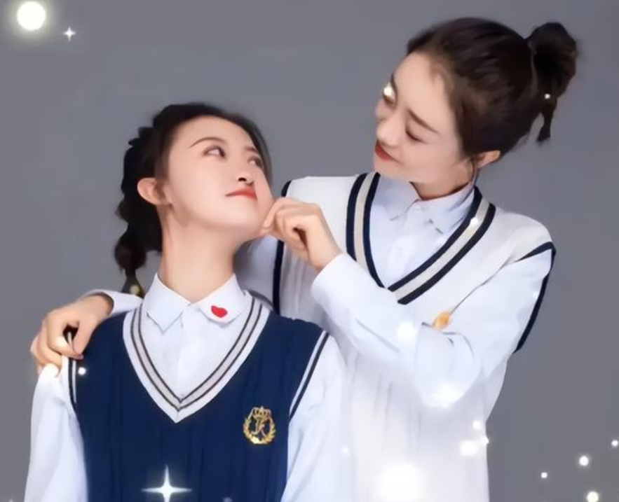 “岁月从不败美人”，母女学院风写真照走红，女大学生完败