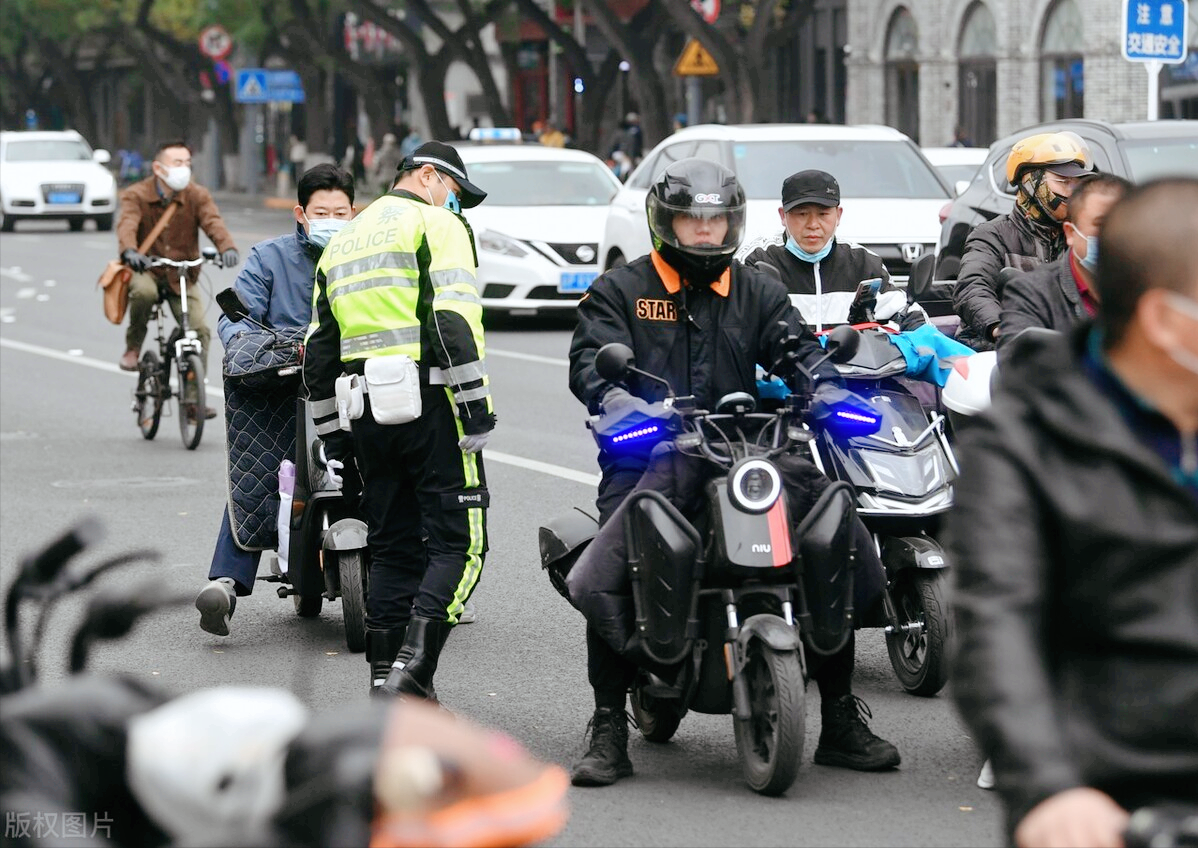 电动车驾照怎么考？两轮/三轮/四轮车的费用、年龄限制，都明确了