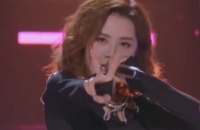 杨幂也是twins组合的粉丝，称其是“时代的传说”