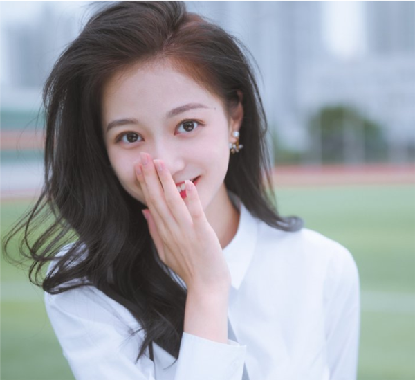 中传“校花”冯琳保研复旦，回应入职地方台传闻：选择继续读书