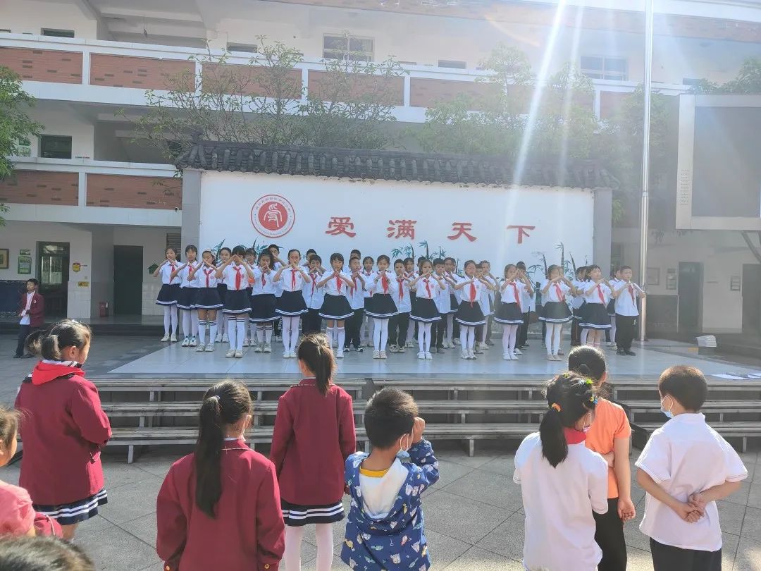 温馨五月天，感恩母亲节｜——合江小学举行第十二周主题升旗仪式