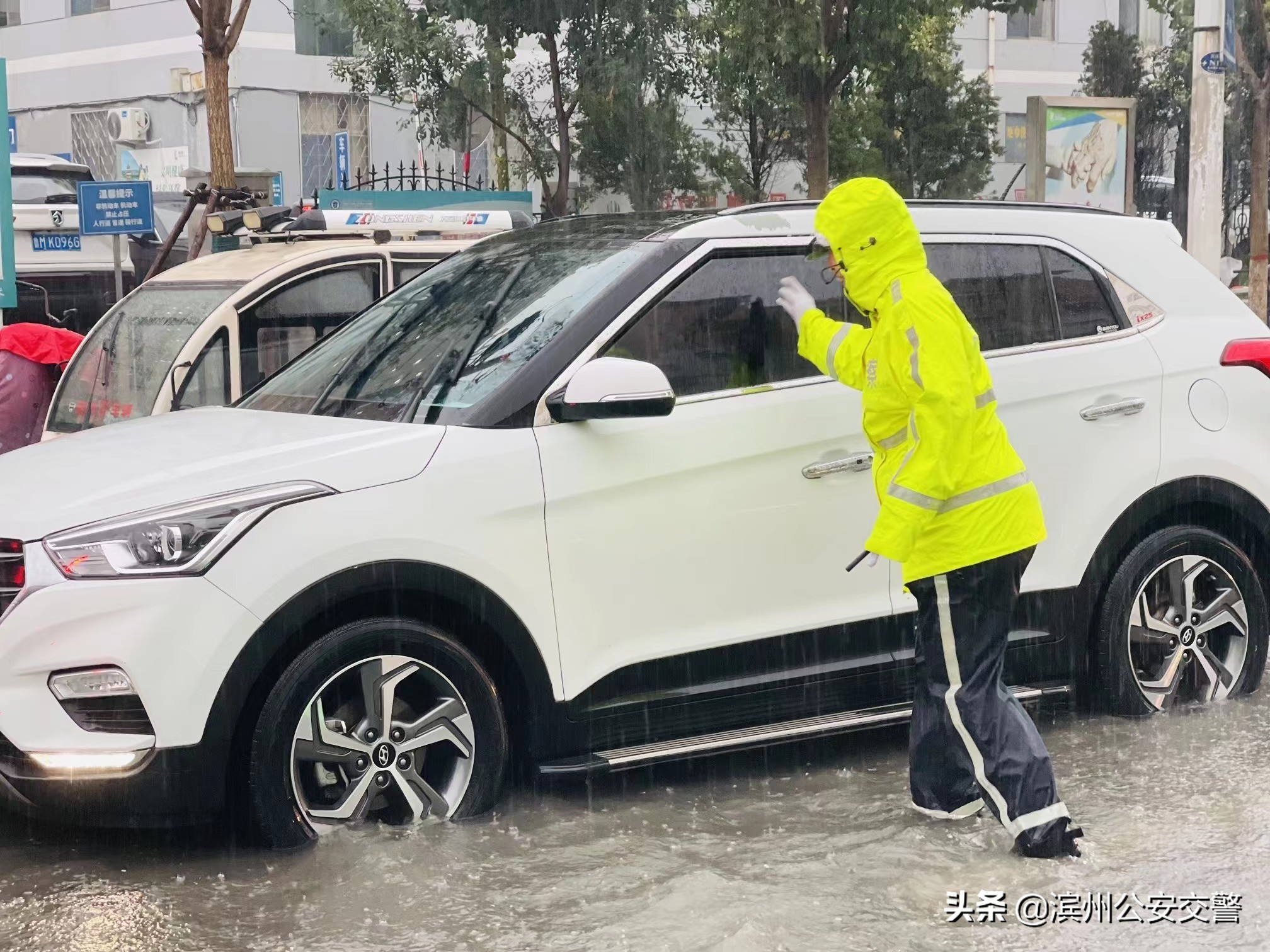 从黑夜到黎明 滨州交警严防死守应对暴雨恶劣天气