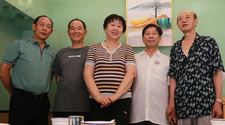 几载铁兵集蓉城，一朵绿花续军魂。 美篇制作：张淑芬
