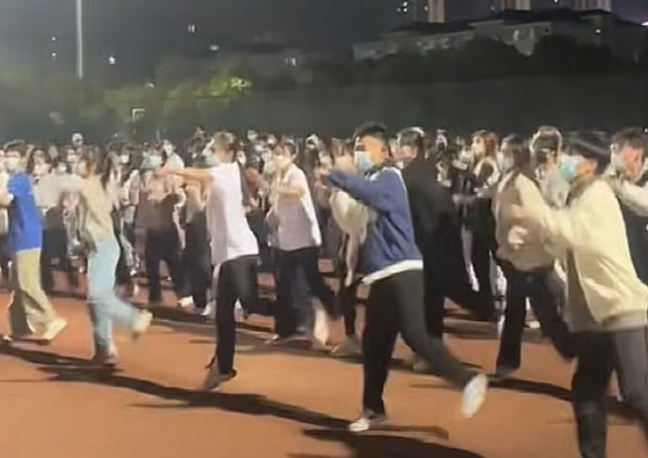 封校后的当代大学生们，集体在操场上跳舞，评论区一片指责声